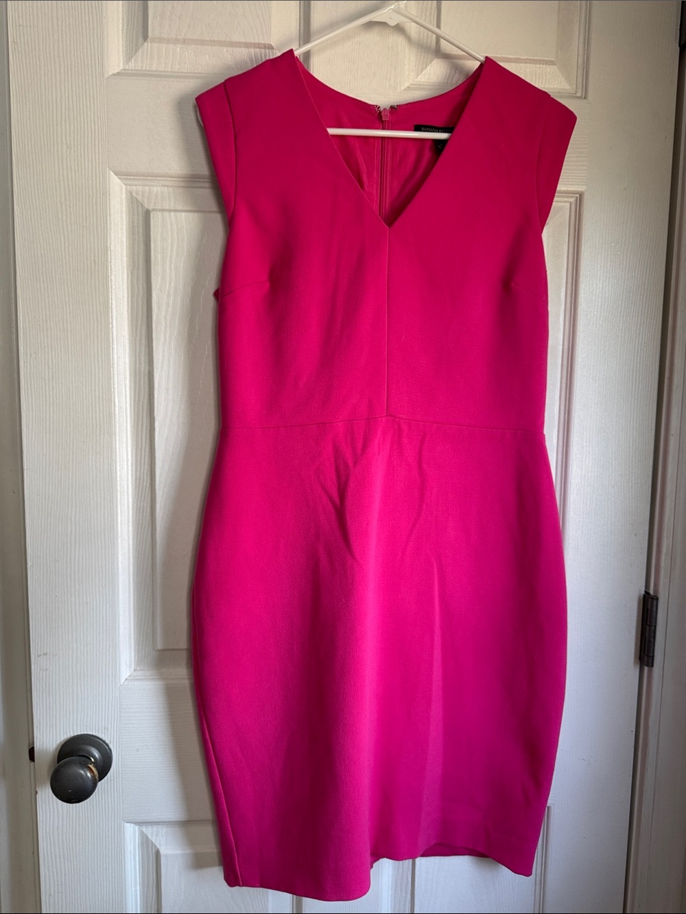 Like new Banana Republic fitted dress. Fucsia. Size 6. Fully lined. Above knee